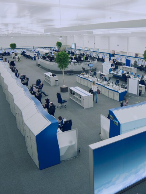 Kontrollzentrum mit vielen Arbeitsplätzen