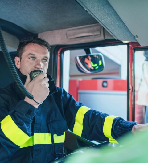 Feuerwehrmann mit Funkgerät im Einsatz