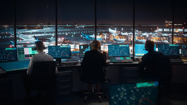 Flugtower bei Nacht