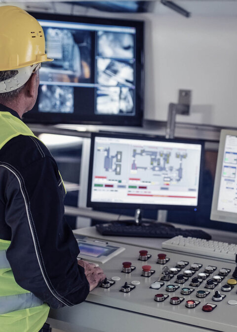 Remote and safe controlling of an oil platform – with KVM from G&D Controller at a control station of an oil platform