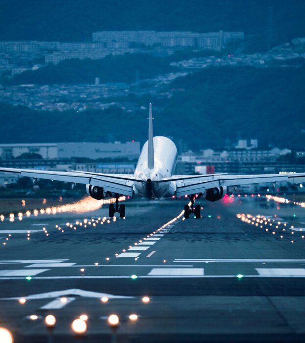Startendes Flugzeug auf Landebahn