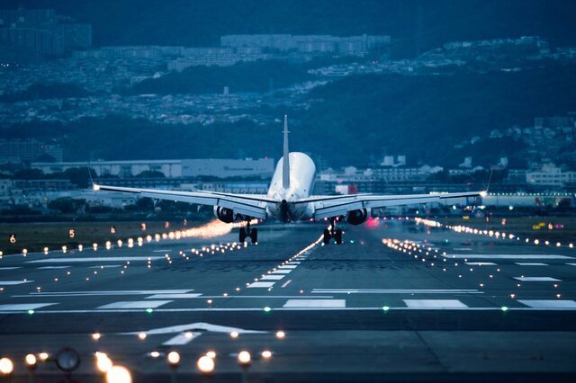 Startendes Flugzeug auf Landebahn