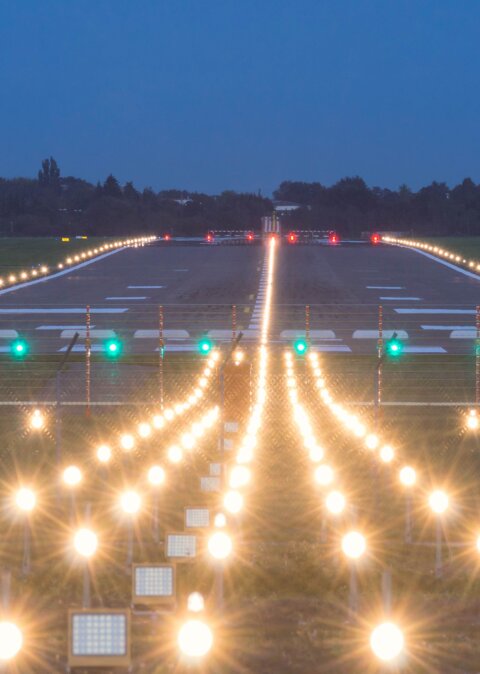 Beleuchtete Start- und Landebahn am Flughafen